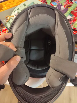 -Casco marca Scorpions y guantes con protección