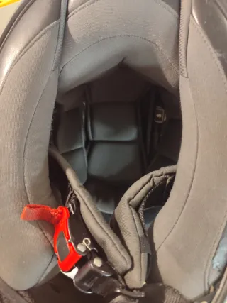 -Casco marca Scorpions y guantes con protección