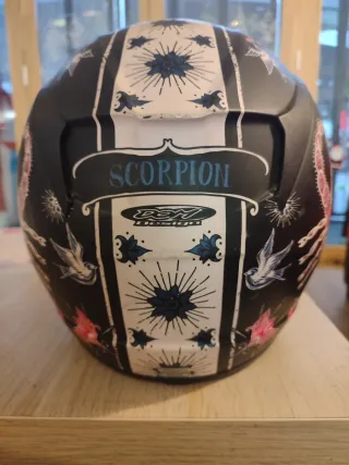 -Casco marca Scorpions y guantes con protección