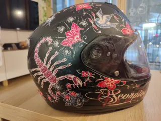 -Casco marca Scorpions y guantes con protección