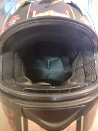 -Casco marca Scorpions y guantes con protección