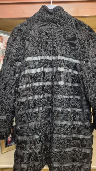 Elegante Chaquetón de Astracán y Piel N