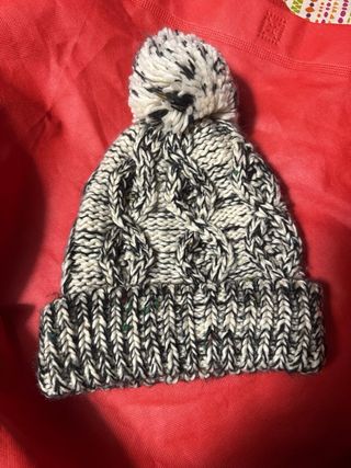 Gorro tejido cálido pompón