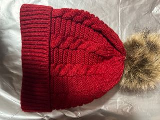 Gorro de lana rojo con pompón