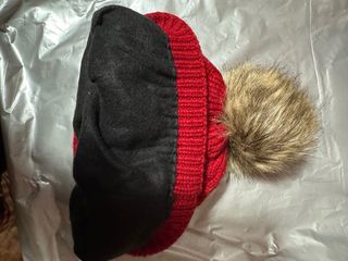Gorro de lana rojo con pompón