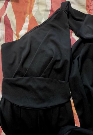 Mono elegante negro para eventos