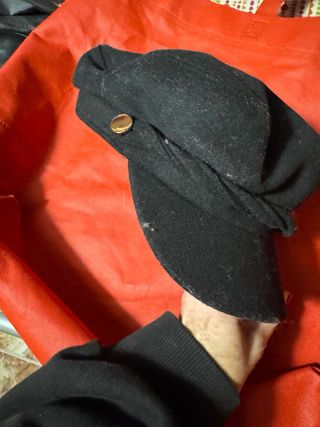 Gorra negra calentita con visera