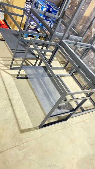 Mesa de centro metálica con balda