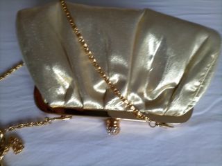 Bolso de fiesta dorado con cadena