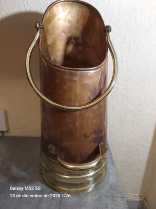 Antico cubo di rame e ottone