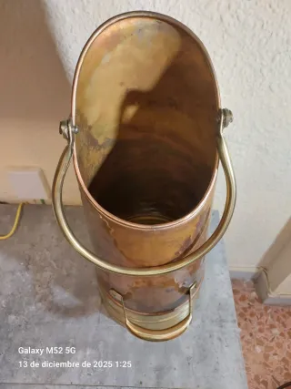 Antico cubo di rame e ottone