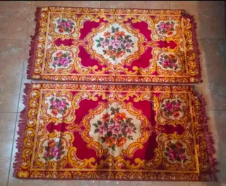 Set copripiumino e 2 tappeti con design floreale vivace