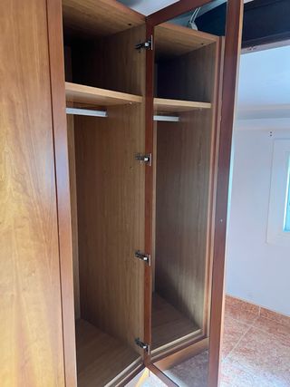 Armario de madera con 3 puertas