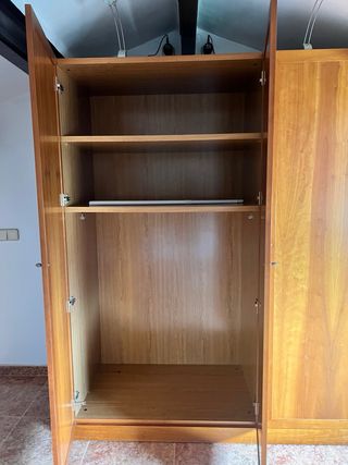 Armario de madera con 3 puertas