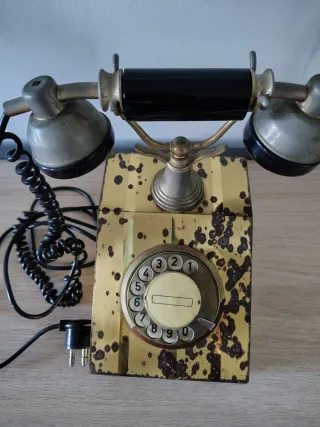 Telefono antico oro e nero