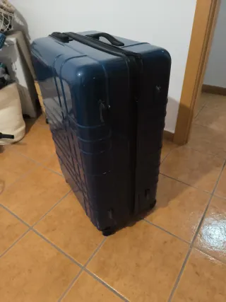 Maleta grande rígida azul. Un sólo uso