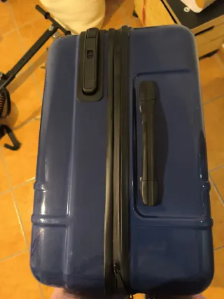 Maleta grande rígida azul. Un sólo uso