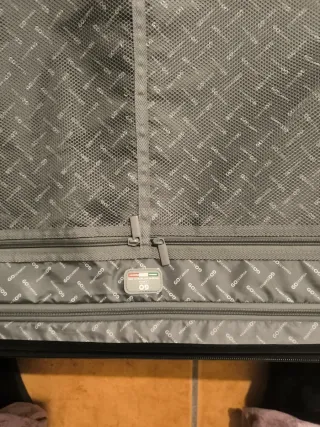 Maleta grande rígida azul. Un sólo uso