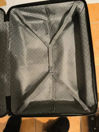 Maleta grande rígida azul. Un sólo uso