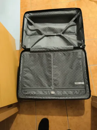 Maleta grande rígida azul. Un sólo uso