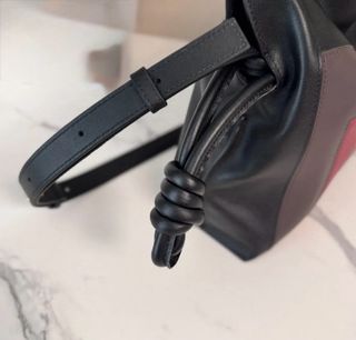 Bolso Loewe Flamenco negro y burdeos.