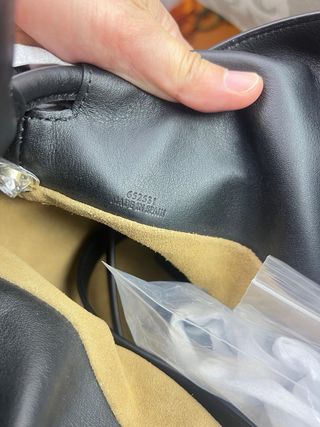 Bolso Loewe Flamenco negro y burdeos.