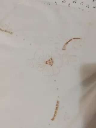 Centrotavola ricamato 80x80