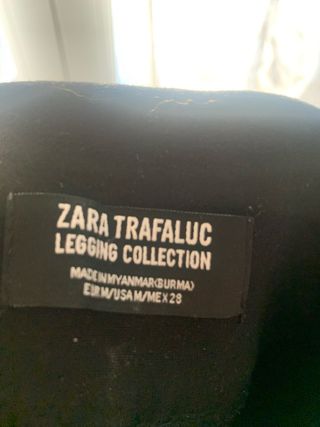 Leggings neri con banda rossa e bianca