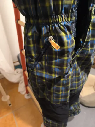 Mono de nieve a cuadros para niño. Reforzado