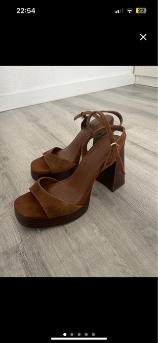 Sandalias de tacón marrón