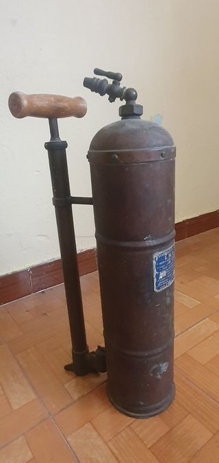 Antico spruzzatore in rame