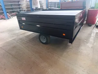 Carro de remolque metálico negro