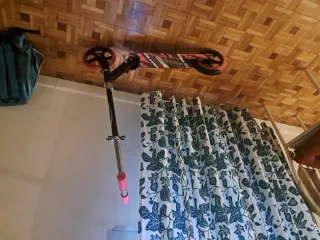 Patinete infantil con protecciones