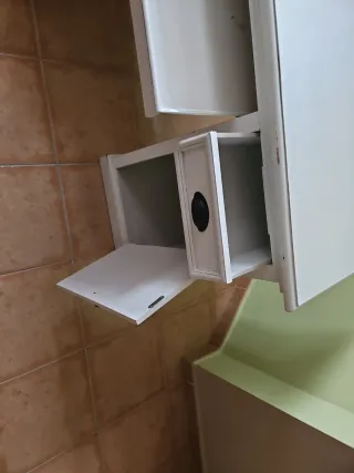 Mesa de escritorio blanca con cajones