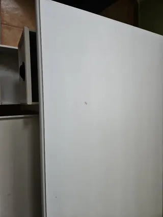 Mesa de escritorio blanca con cajones