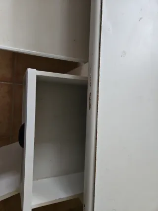 Mesa de escritorio blanca con cajones