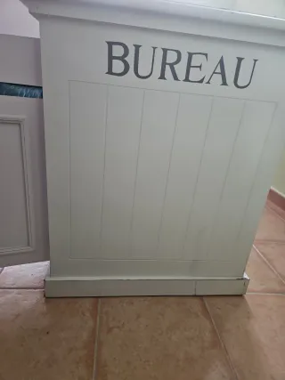 Mesa de escritorio blanca con cajones