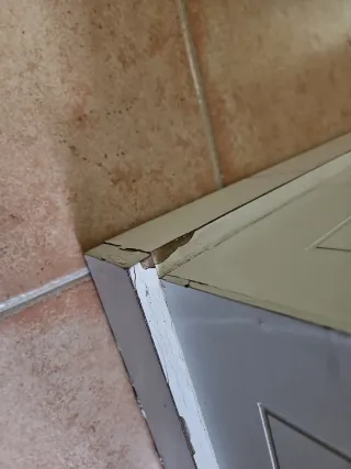 Mesa de escritorio blanca con cajones