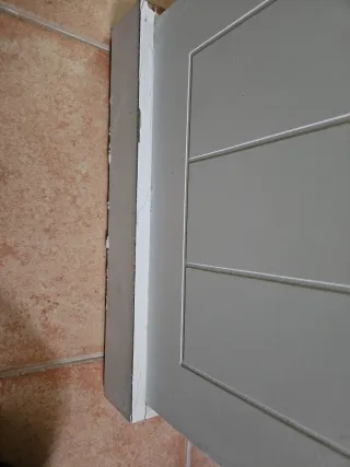 Mesa de escritorio blanca con cajones