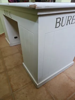 Mesa de escritorio blanca con cajones