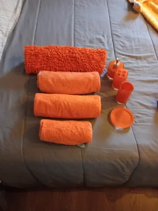 Accessori da bagno arancioni