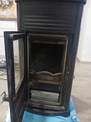 Estufa de leña negra