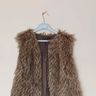 Chaleco pelo sintético de STRADIVARIUS.