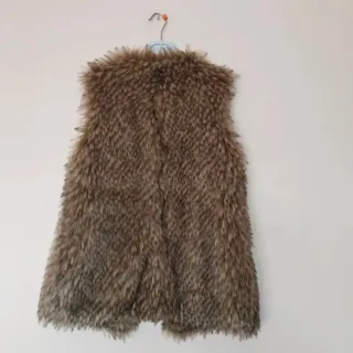 Chaleco pelo sintético de STRADIVARIUS.