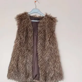 Chaleco pelo sintético de STRADIVARIUS.