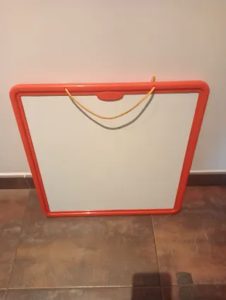 Scrivania per bambini con lavagna