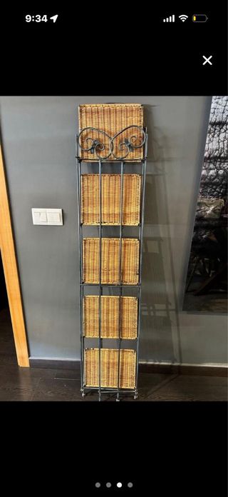 Estantería de hierro y mimbre