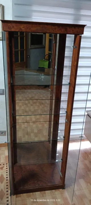 Vitrina de madera y cristal
