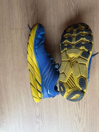 Zapatillas running azul y amarillo