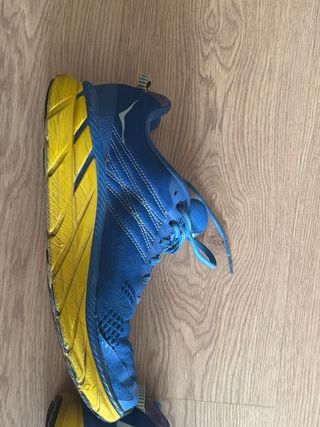 Zapatillas running azul y amarillo